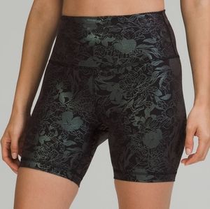 Wunder Train High-Rise Shorts 6" - Size 8